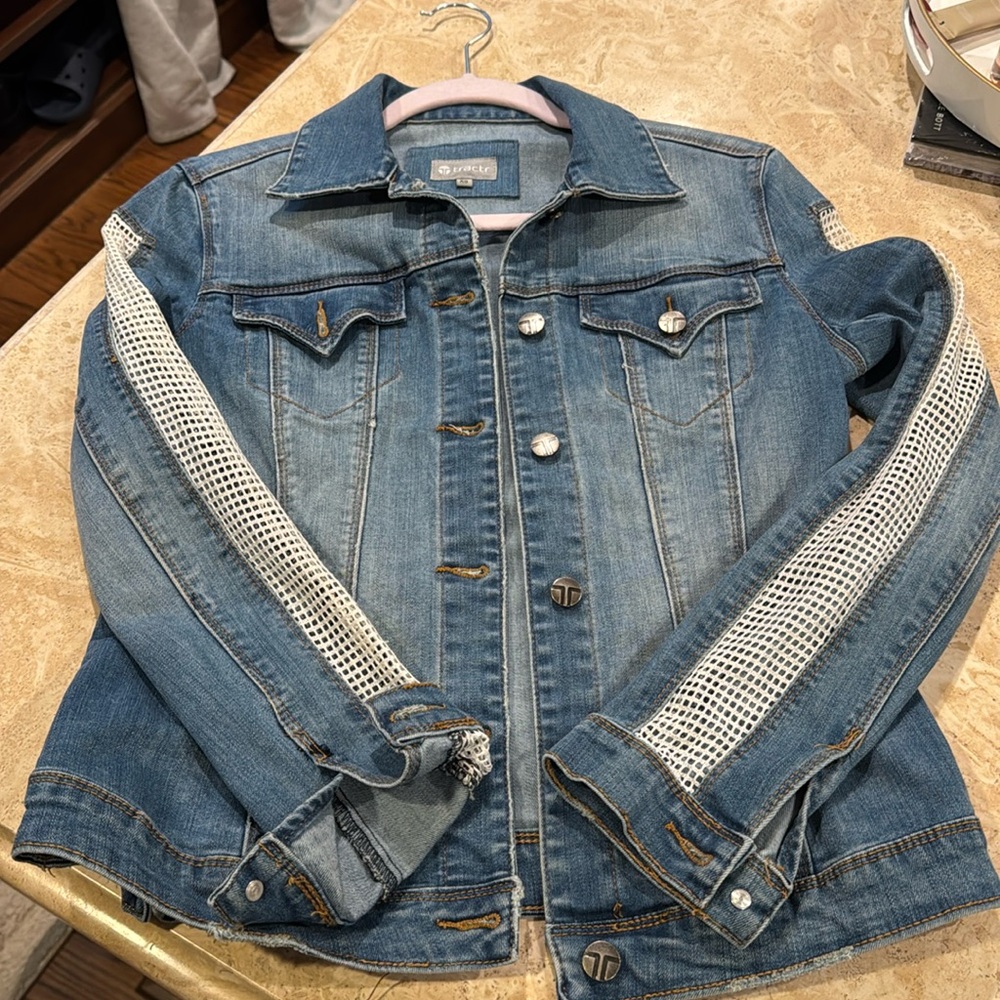 Euc blue denim jacket with white mess sleeves 
Size Xs 
Best fit for 4-small 6